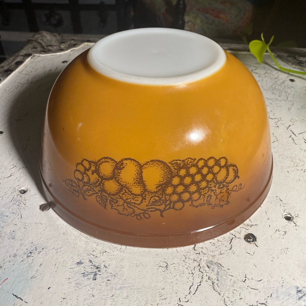 403 Pyrex Old Orchard 2.5 Qt Mixing Bowl